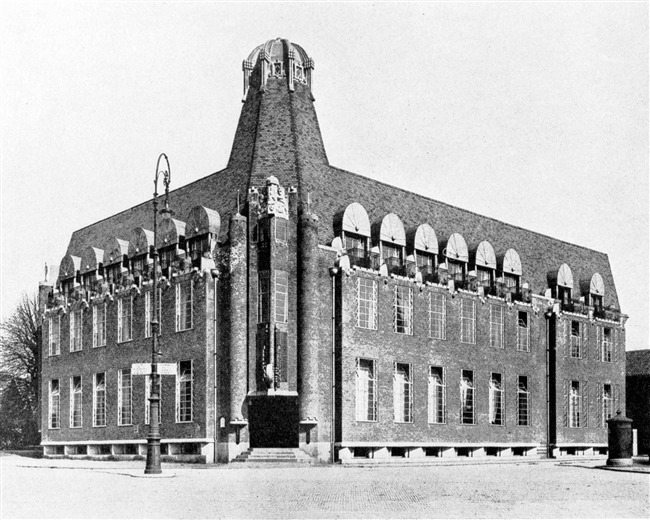 Iconisch ontwerp van Crouwel - helaas verdwenen.
              <br/>
              Wendingen, nr 11-14, 1923